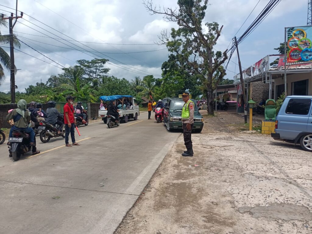 Kapolsek Bojong Polres Pandeglang Turun Langsung ke Lapangan untuk Memberikan Pelayanan Pengaturan Lalulintas di Pantai Kodok Caringin 2 WhatsApp Image 2024 04 14 at 14.29.54