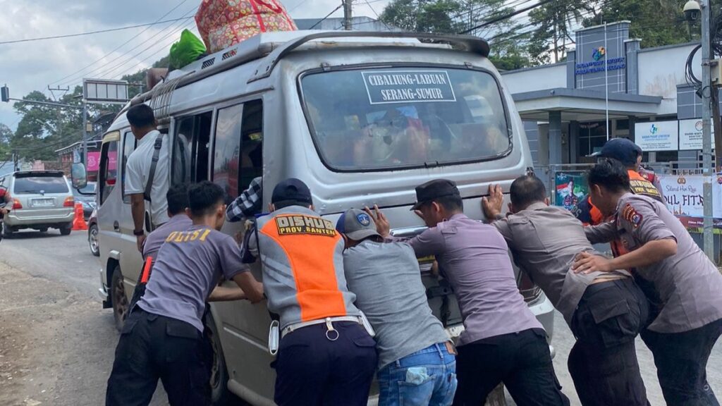 Sat Samapta Polres Pandeglang Turun Tangan Gotong Royong Bantu Dorong Kendaraan Mogok untuk Mengurai Kemacetan Lalu Lintas 4 WhatsApp Image 2024 04 14 at 19.31.57