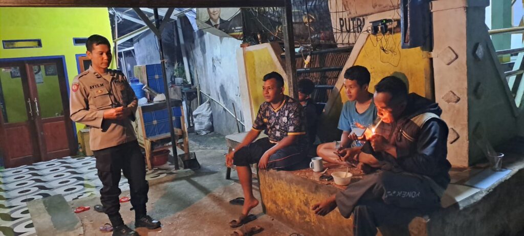 Polsek Cadasari Lakukan Patroli Rutin untuk Tingkatkan Keamanan Malam di Tengah Pemuda 1 WhatsApp Image 2024 04 15 at 07.21.40