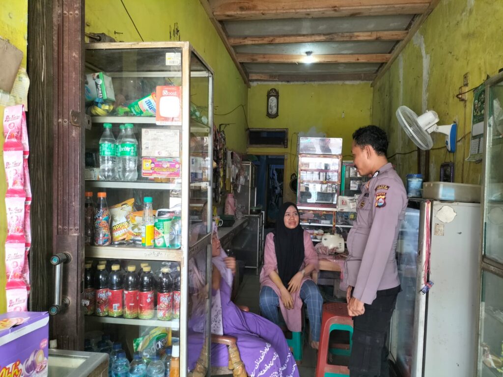 Bhabinkamtibmas Polsek Panimbang Terus Melakukan Sambang dan DDS kepada Warga di Desa Tanjungjaya 2 WhatsApp Image 2024 04 19 at 01.05.59