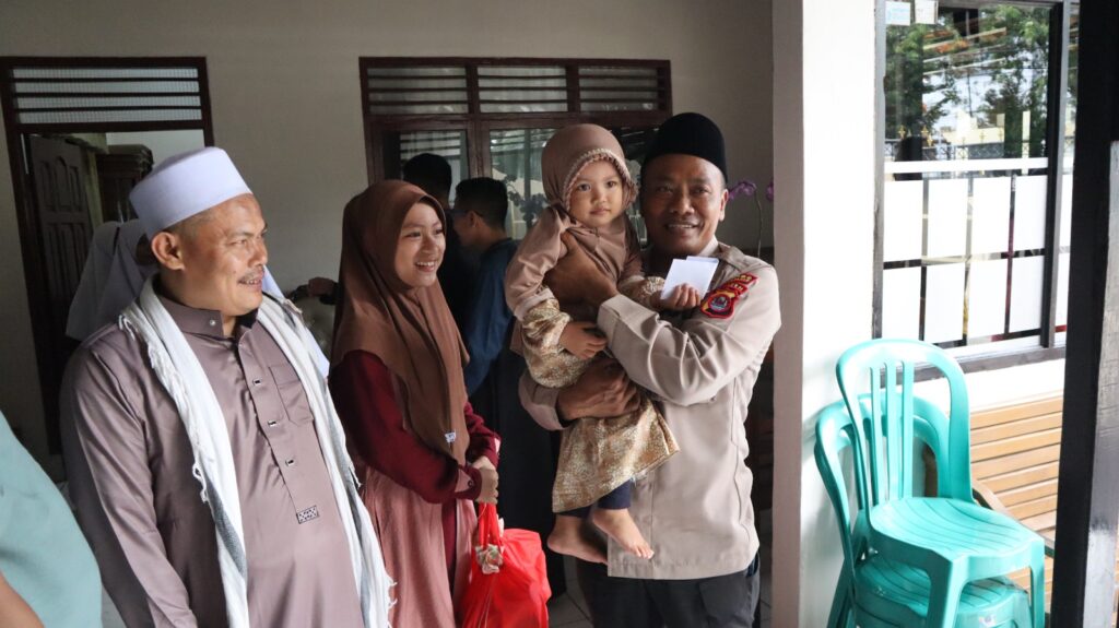 Kapolres Pandeglang Berikan Santunan kepada Anak Yatim dan Piatu 7 WhatsApp Image 2024 04 19 at 11.02.41