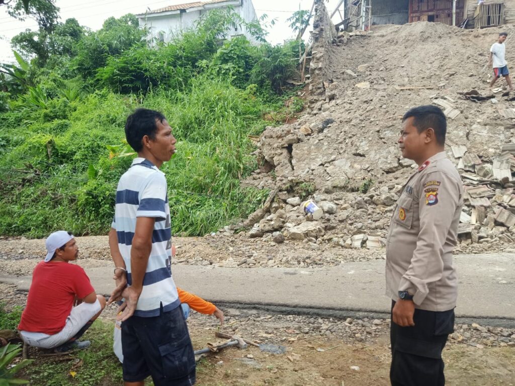 Kanit Binmas Polsek Cadasari Bersama KA SPK 1 Lakukan Pengecekan Wilayah Longsor Pasca Hujan Deras 5 WhatsApp Image 2024 04 19 at 11.55.04