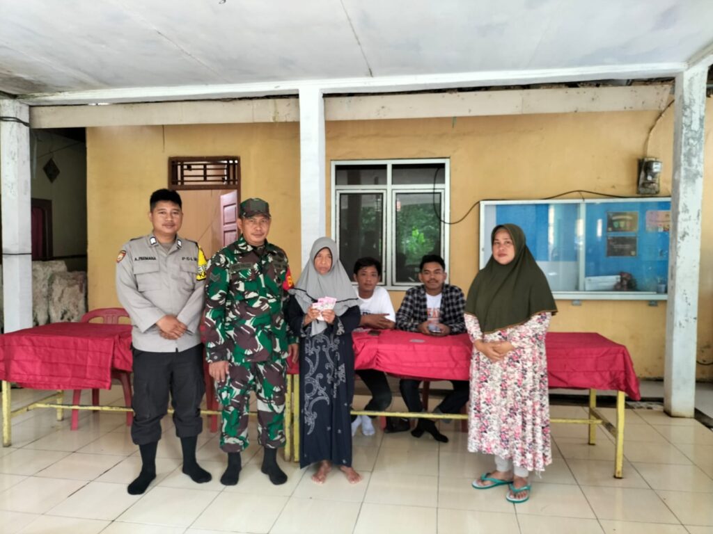 Bhabinkamtibmas Polsek Cadasari Bersinergi Bagi-Bagi Bantuan Pangan Non-Tunai (BPNT) 6 WhatsApp Image 2024 04 19 at 12.00.28