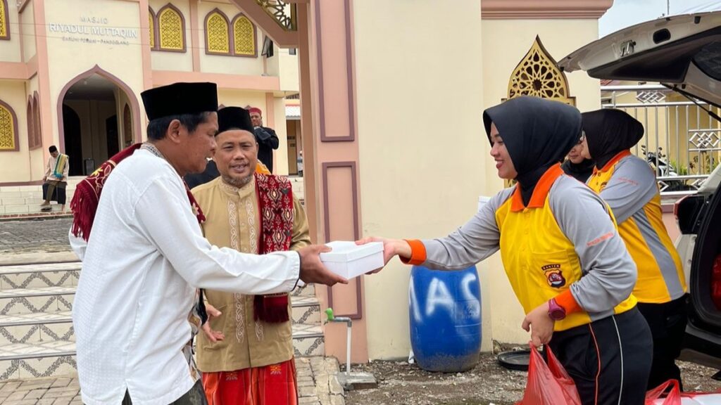 Satlantas Polres Pandeglang Gelar "Jumat Berkah" dengan Memeriahkan Masjid di Wilayah Hukum Polres Pandeglang 1 WhatsApp Image 2024 04 19 at 13.56.42