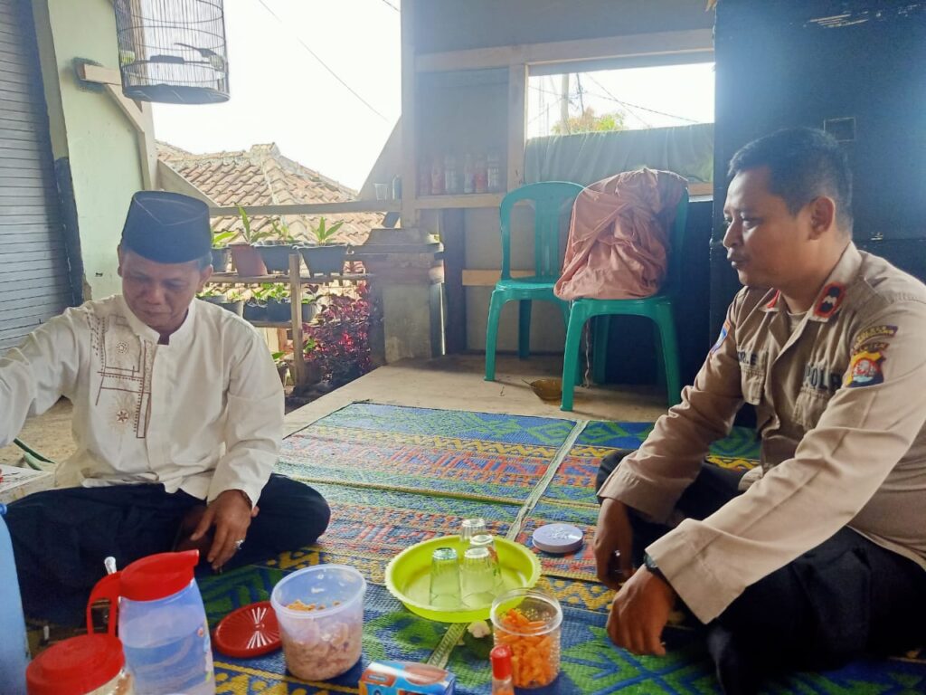 Kunjungan Kerja Kanit Binmas Polsek Cadasari ke Rumah Kepala Desa Kaduengang: Meningkatkan Kemitraan untuk Keamanan Bersama 5 WhatsApp Image 2024 04 19 at 17.02.10
