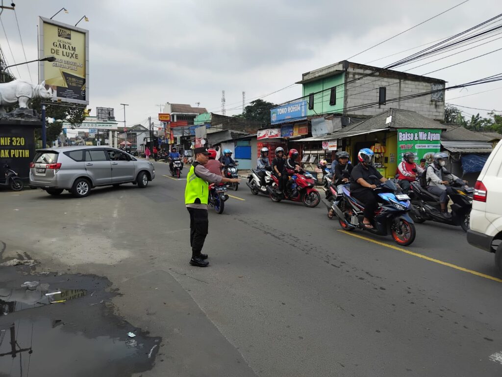 Polsek Cadasari Menjalankan Pengaturan Lalu Lintas Intensif di Depan Pasar Cadasari 6 WhatsApp Image 2024 04 19 at 17.07.06