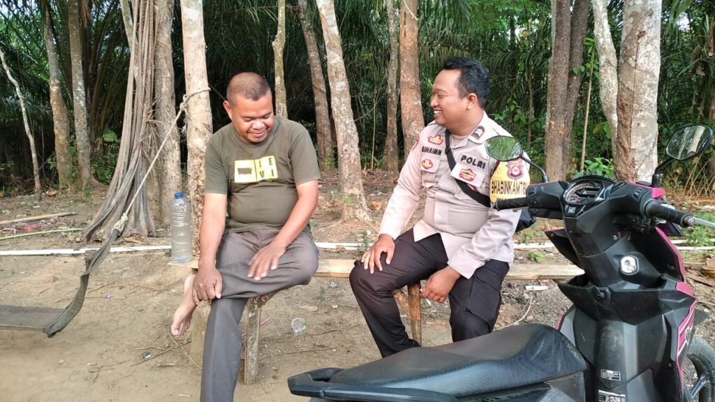 Bhabinkamtibmas Polsek Munjul Polres Pandeglang Jalankan Sambang Masyarakat untuk Menjaga Situasi Kamtibmas 7 WhatsApp Image 2024 04 19 at 21.49.16