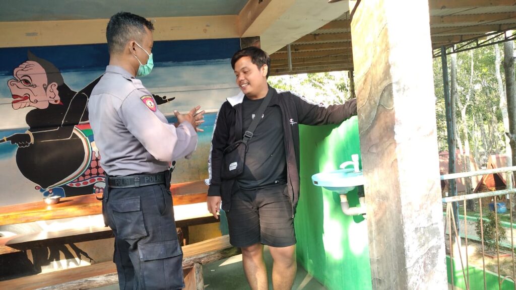 Polsek Munjul Polres Pandeglang dan Personil Koramil Munjul Gelar Patroli Dialogis untuk Menjaga Kamtibmas 8 WhatsApp Image 2024 04 19 at 21.49.53