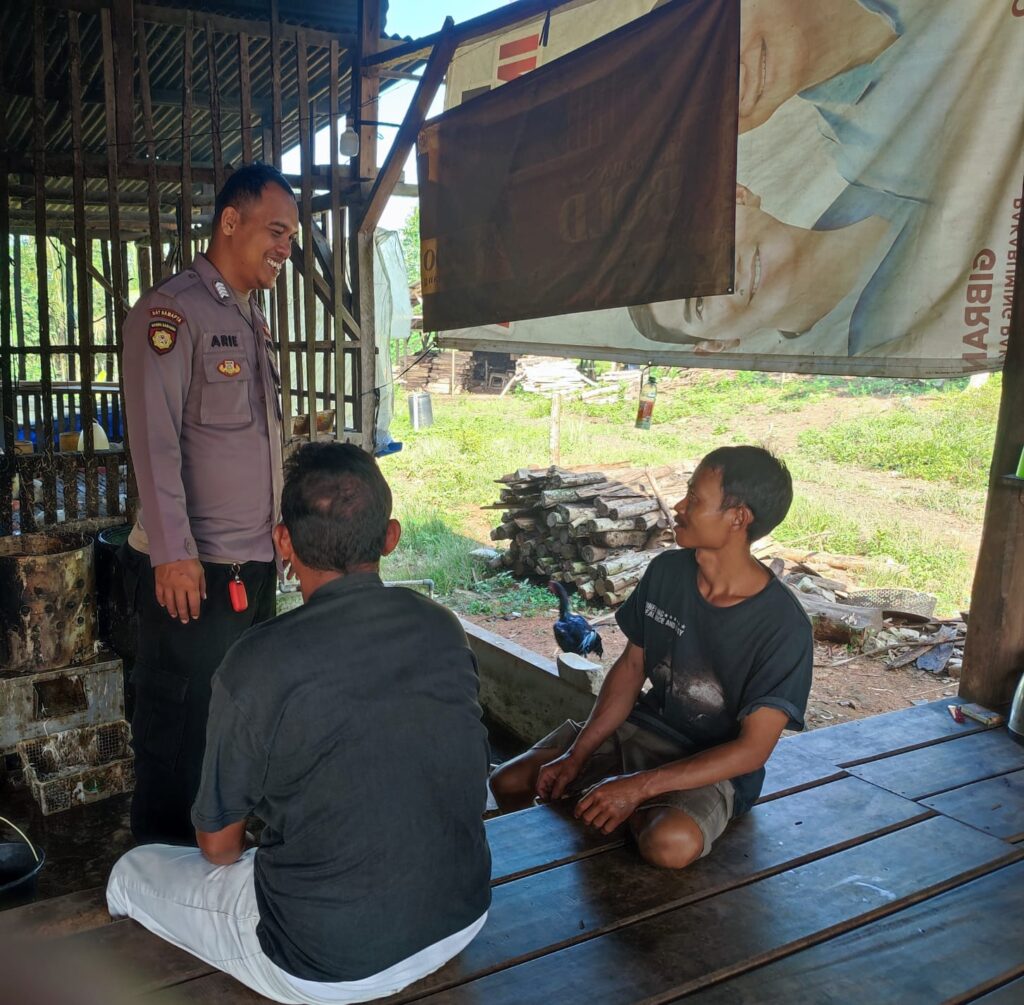Polsek Cibaliung Polres Pandeglang Melaksanakan Sambang Door to Door untuk Mempererat Hubungan dengan Masyarakat 3 WhatsApp Image 2024 04 19 at 23.14.21