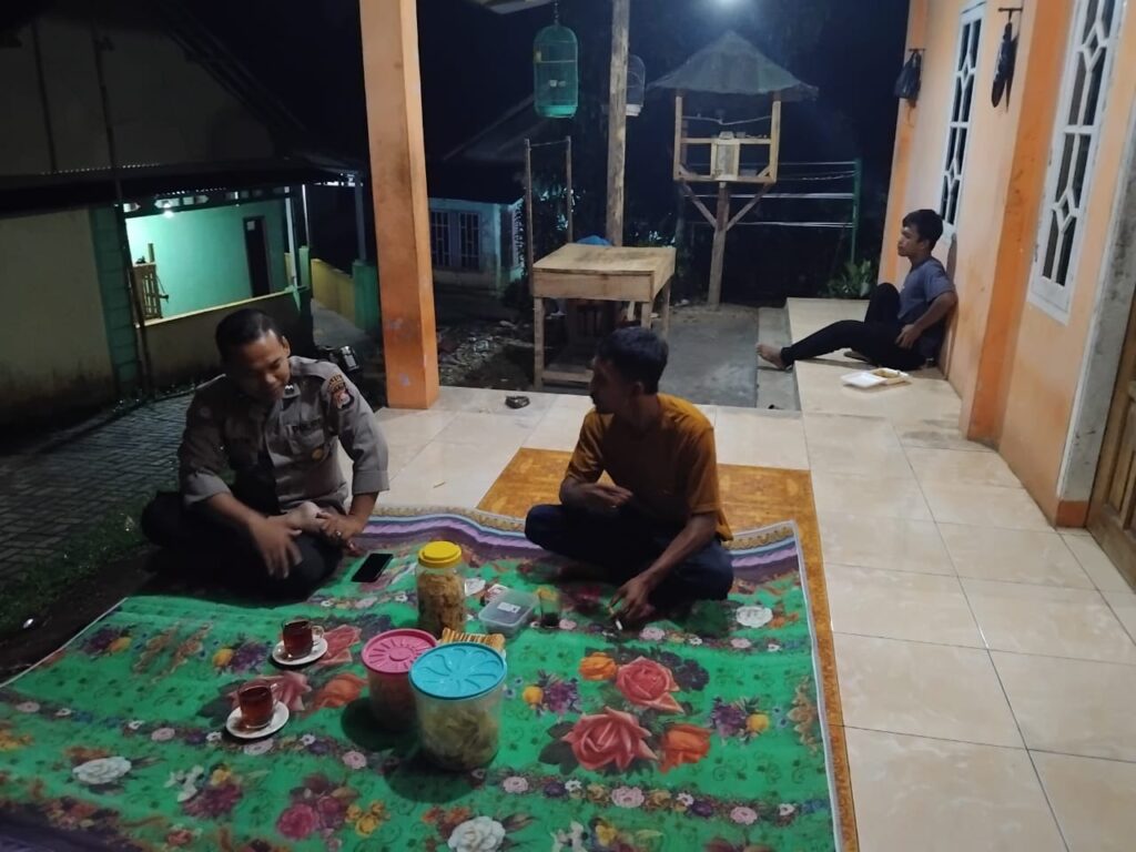 Polsek Cadasari Lakukan Patroli Rutin Malam Hari untuk Meningkatkan Keamanan Lingkungan 4 WhatsApp Image 2024 04 20 at 00.30.18