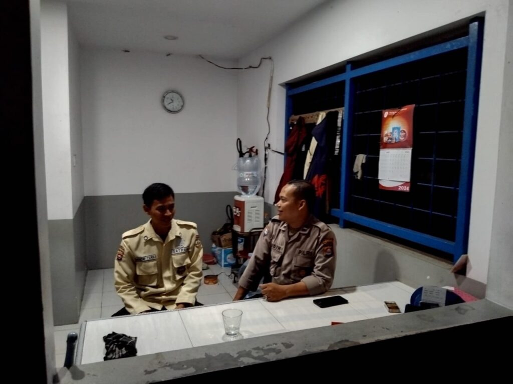 Polsek Cadasari Lakukan Pengecekan Rutin Kesiapan Satpam untuk Meningkatkan Keamanan Perusahaan Malam Hari 5 WhatsApp Image 2024 04 20 at 00.37.08