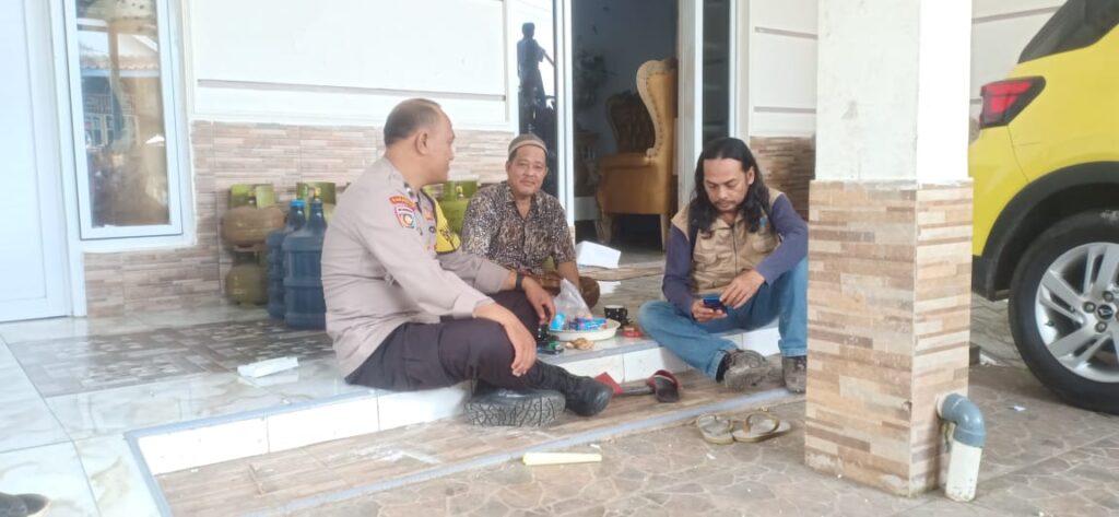 Bhabinkamtibmas Polsek Pandeglang Terus Aktif dalam Sambang Silaturahmi dan Himbau Kesadaran Kamtibmas 6 WhatsApp Image 2024 04 20 at 01.49.38