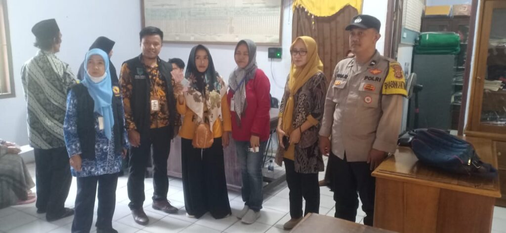 Bhabinkamtibmas Polsek Pandeglang Memantau Penyaluran Program BPNT Tahun 2024 di Kelurahan Pagerbatu 8 WhatsApp Image 2024 04 20 at 01.59.22