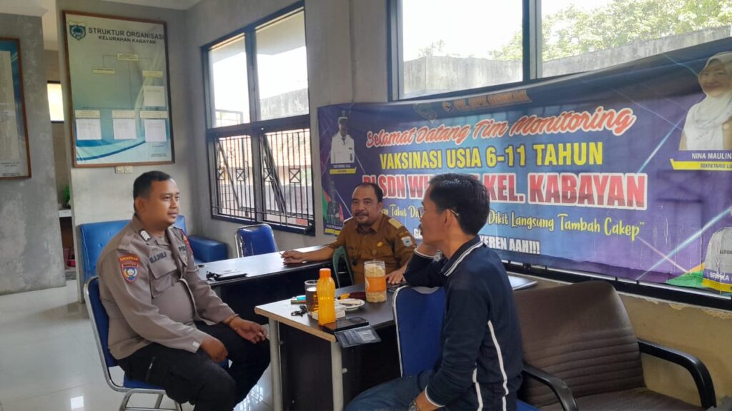 Bhabinkamtibmas Polsek Pandeglang Kelurahan Kabayan Memperkuat Silaturahmi dan Himbau Warga Siaga Cuaca 7 WhatsApp Image 2024 04 20 at 02.14.54