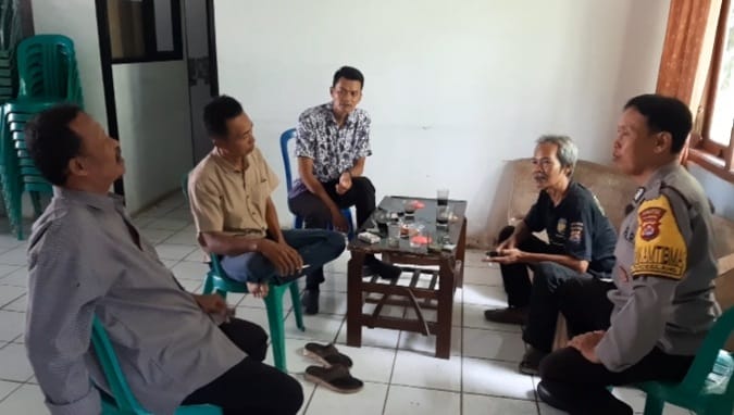 Bhabinkamtibmas Polsek Pandeglang Berinteraksi Langsung dengan Masyarakat: Memperkuat Kedekatan dan Pelayanan 9 WhatsApp Image 2024 04 20 at 02.17.50