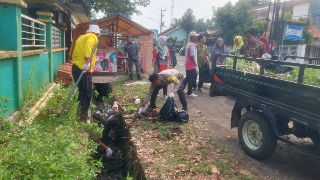 Operasi Bersih-Bersih Pantai Carita: Kolaborasi Antara Polsek Carita dengan Stakeholder dan Komunitas Peduli Lingkungan 10 WhatsApp Image 2024 04 20 at 07.07.38