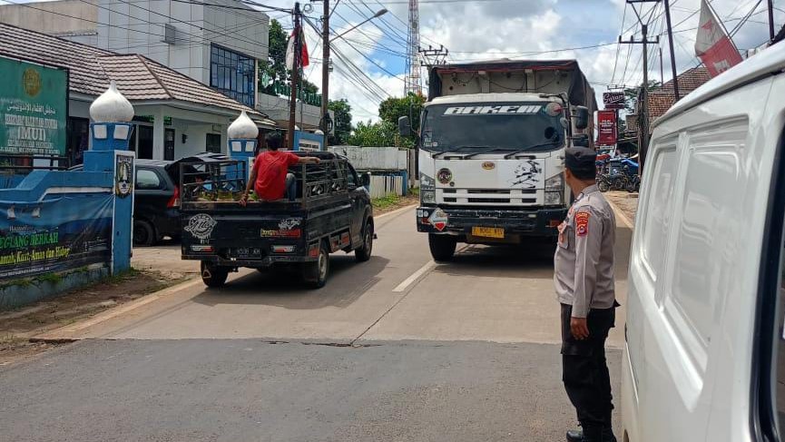 Polsek Bojong Polres Pandeglang Melaksanakan Strong Point Rutin Pagi Hari di Jalan Raya Saketi-Munjul 10 WhatsApp Image 2024 04 20 at 08.13.01