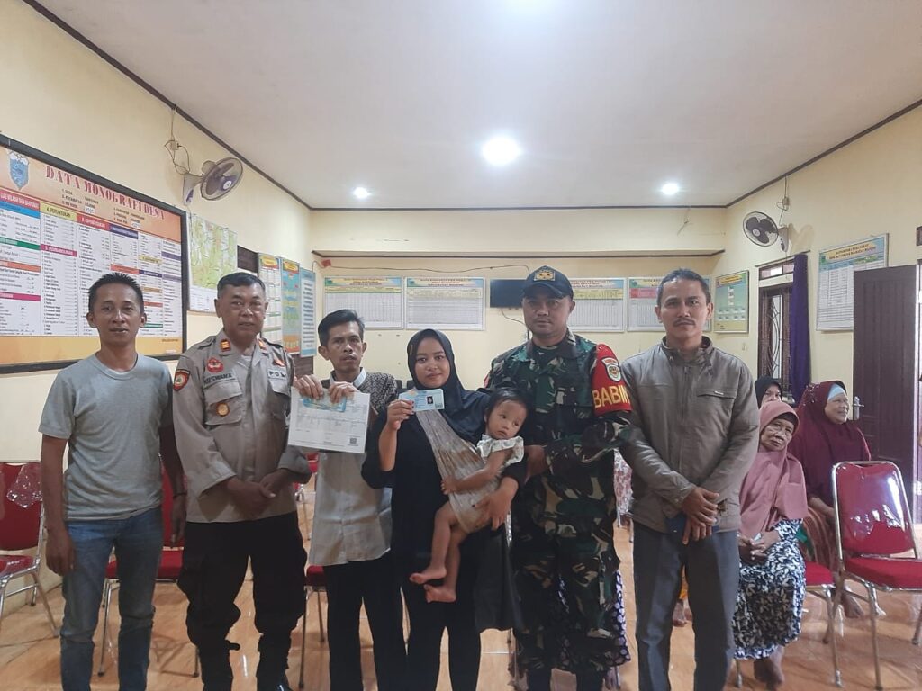 Polsek Bojong Polres Pandeglang Amankan Kegiatan Penyaluran Bansos BPNT Triwulan II Tahun 2024 di Seluruh Desa Kecamatan Bojong 9 WhatsApp Image 2024 04 20 at 15.17.06