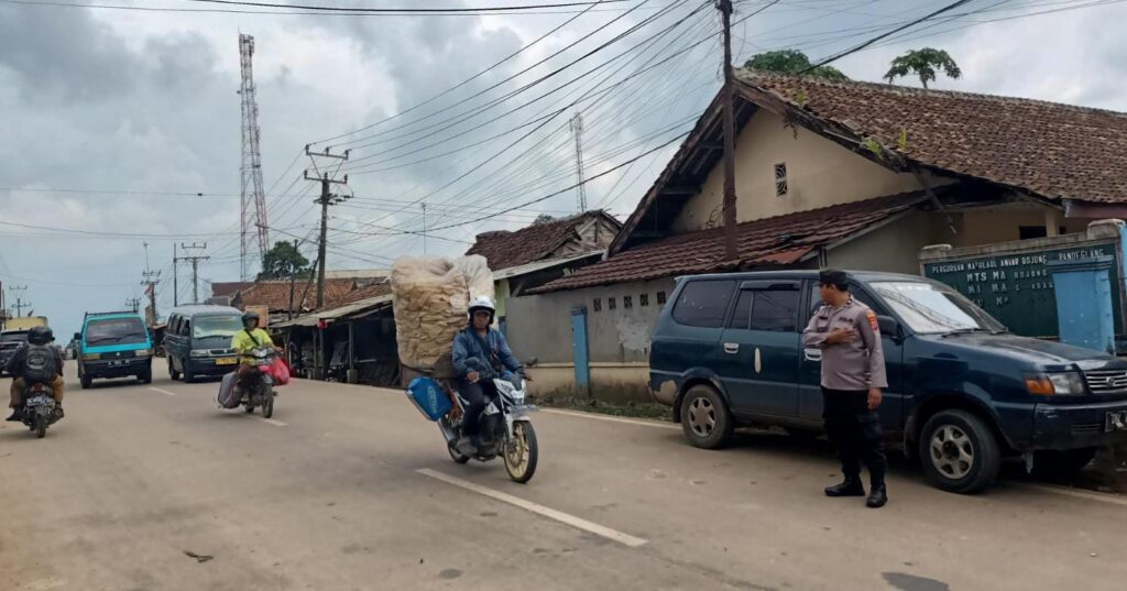 Polsek Bojong Polres Pandeglang Gelar Pengaturan Pagi di Pasar Bojong 4 WhatsApp Image 2024 04 21 at 10.17.46