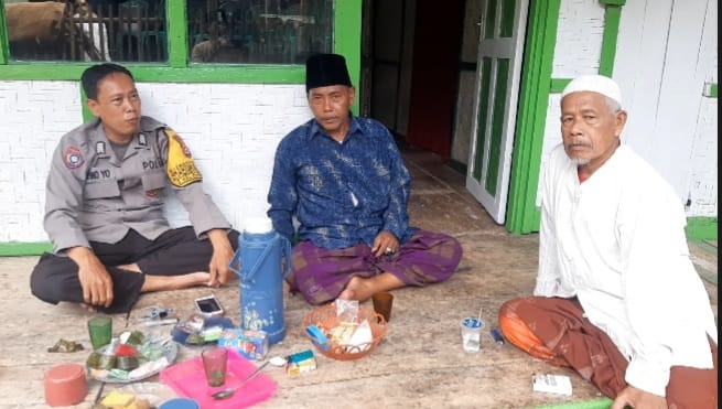 Bhabinkamtibmas Polsek Pandeglang Sambangi Ustad Rais di Ponpes Riyadul Atfah 2 WhatsApp Image 2024 04 21 at 18.42.18