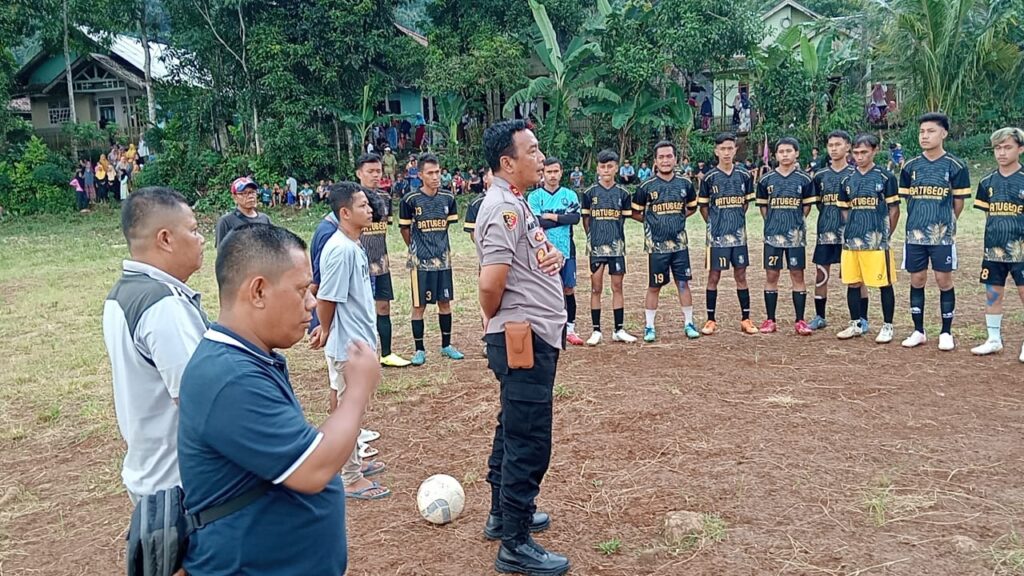 Polsek Pulosari Amankan Turnamen Sepak Bola Antar Kampung di Desa Banjarwangi 6 WhatsApp Image 2024 04 21 at 21.49.55
