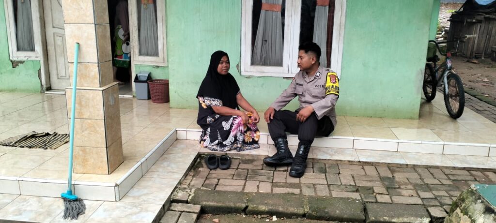 Kunjungan Rutin Bhabinkamtibmas Polsek Cadasari ke Desa Sukajaya Kecamatan Koroncong Memperkuat Kemitraan dengan Masyarakat 2 WhatsApp Image 2024 04 23 at 10.01.02