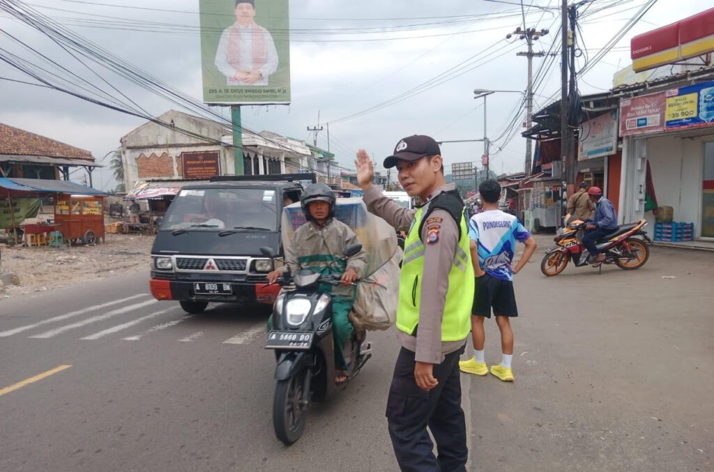Polsek Cadasari Berikan Pelayanan Pengaturan Lalulintas di Jalan Raya Serang - Pandeglang 6 WhatsApp Image 2024 04 23 at 18.01.21