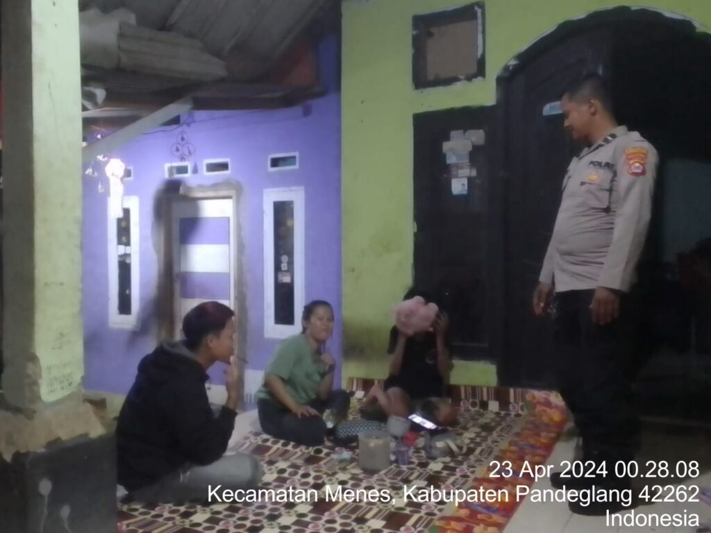 Polsek Menes Polres Pandeglang: Patroli Malam, Sambang, dan Silaturahmi untuk Jaga Kamtibmas 7 WhatsApp Image 2024 04 23 at 18.49.29