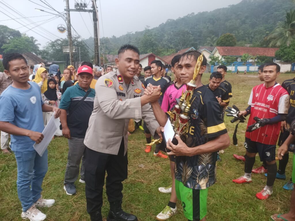 Wakapolres Pandeglang Berikan Trophy Kejuaraan Sepak Bola Antar RT 5 WhatsApp Image 2024 04 23 at 19.06.57