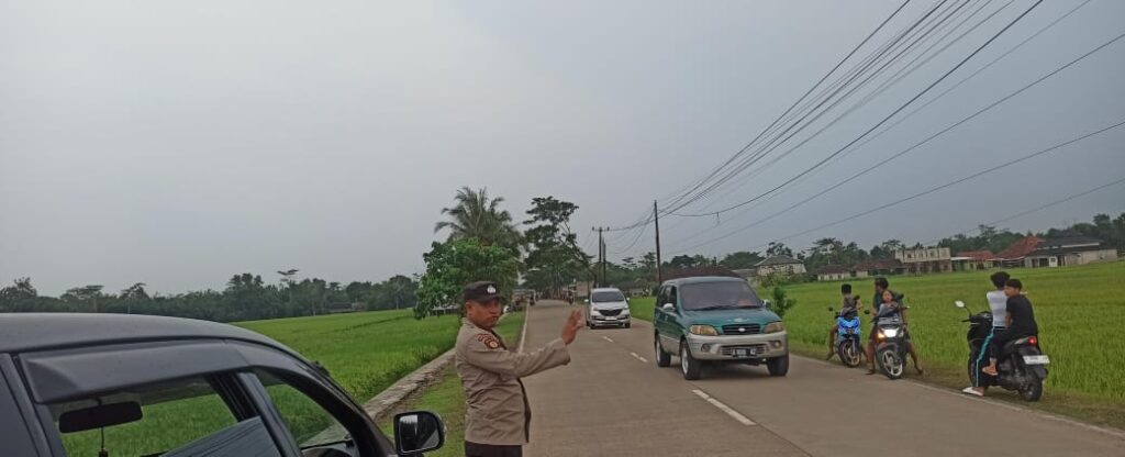 Polsek Munjul Lakukan Pengaturan Lalulintas untuk Antisipasi Kemacetan dan Kecelakaan 3 WhatsApp Image 2024 04 23 at 21.14.15