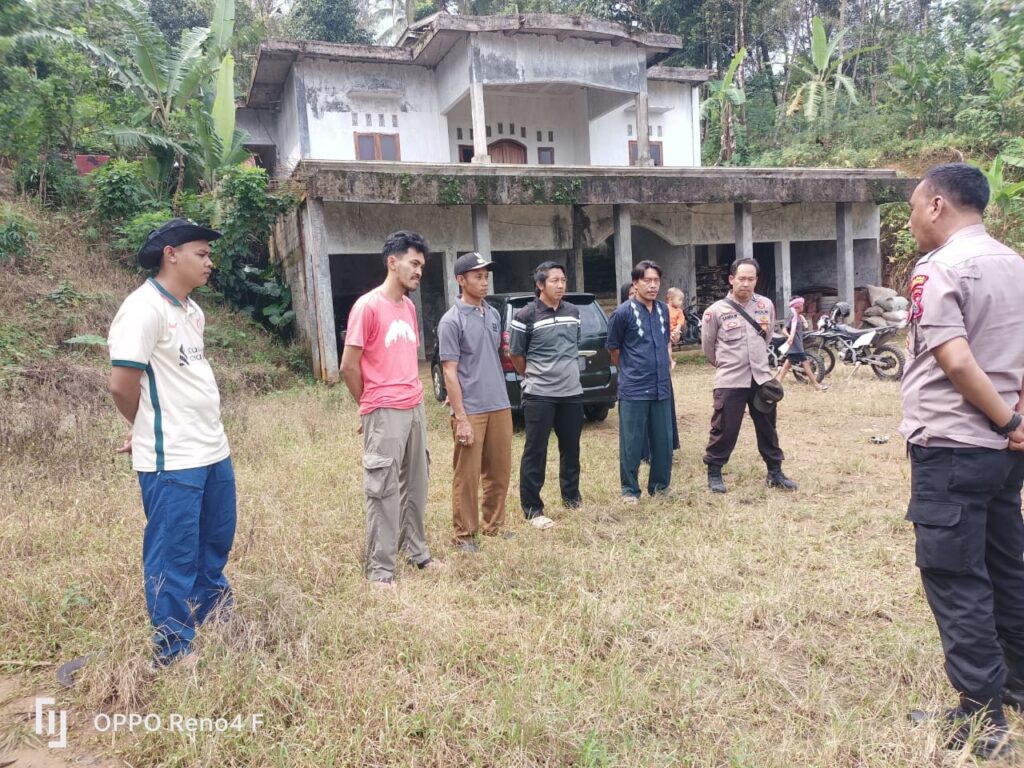 Polsek Pulosari Polres Pandeglang Berpartisipasi dalam Kegiatan Pembersihan Jalur Pendakian Gunung Pulosari 4 WhatsApp Image 2024 04 23 at 22.46.55