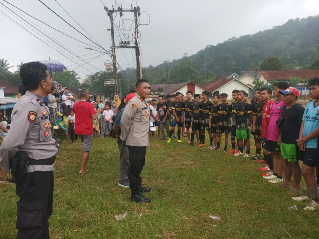Polsek Pulosari Polres Pandeglang Amankan Final Turnamen Sepak Bola Antar Kampung di Desa Banjarwangi 4 WhatsApp Image 2024 04 23 at 22.47.04