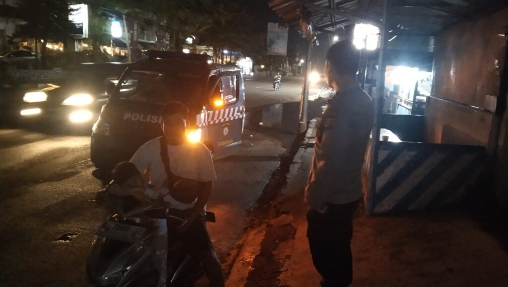 Polsek Cadasari Meningkatkan Kegiatan Patroli Malam untuk Menjaga Keamanan dan Ketertiban Masyarakat 5 WhatsApp Image 2024 04 23 at 23.24.56
