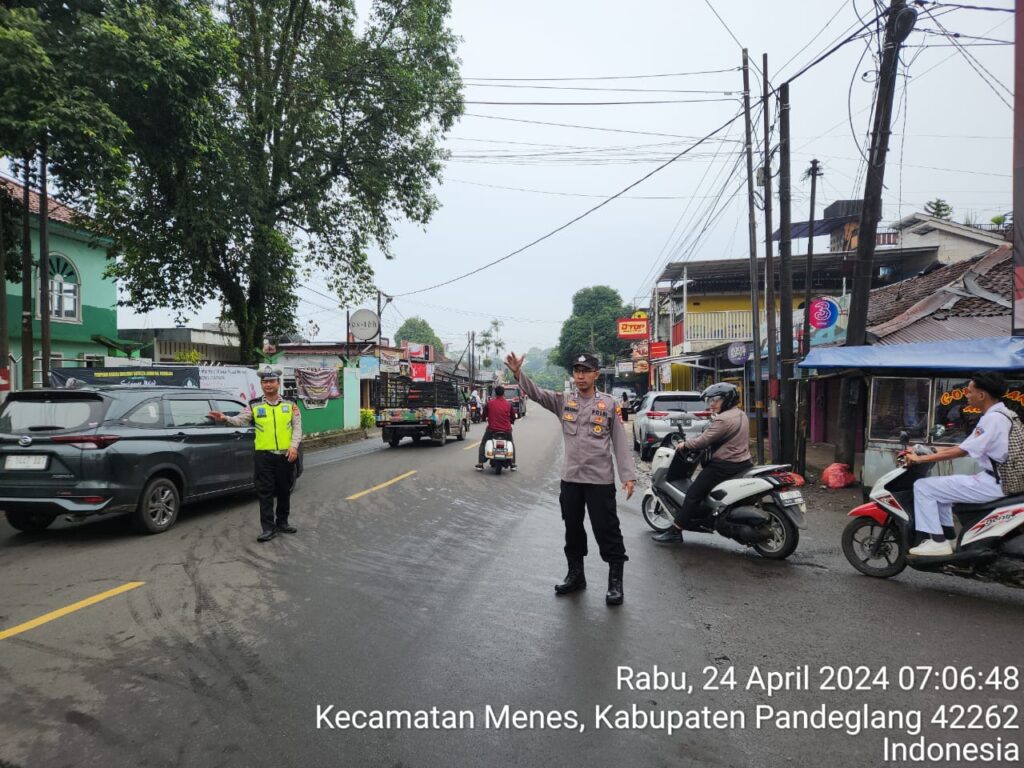 Petugas Lantas Polsek Menes Gatur Lalu Lintas dan Berikan Edukasi Keselamatan di Pertigaan Cimanying 9 WhatsApp Image 2024 04 24 at 07.56.59