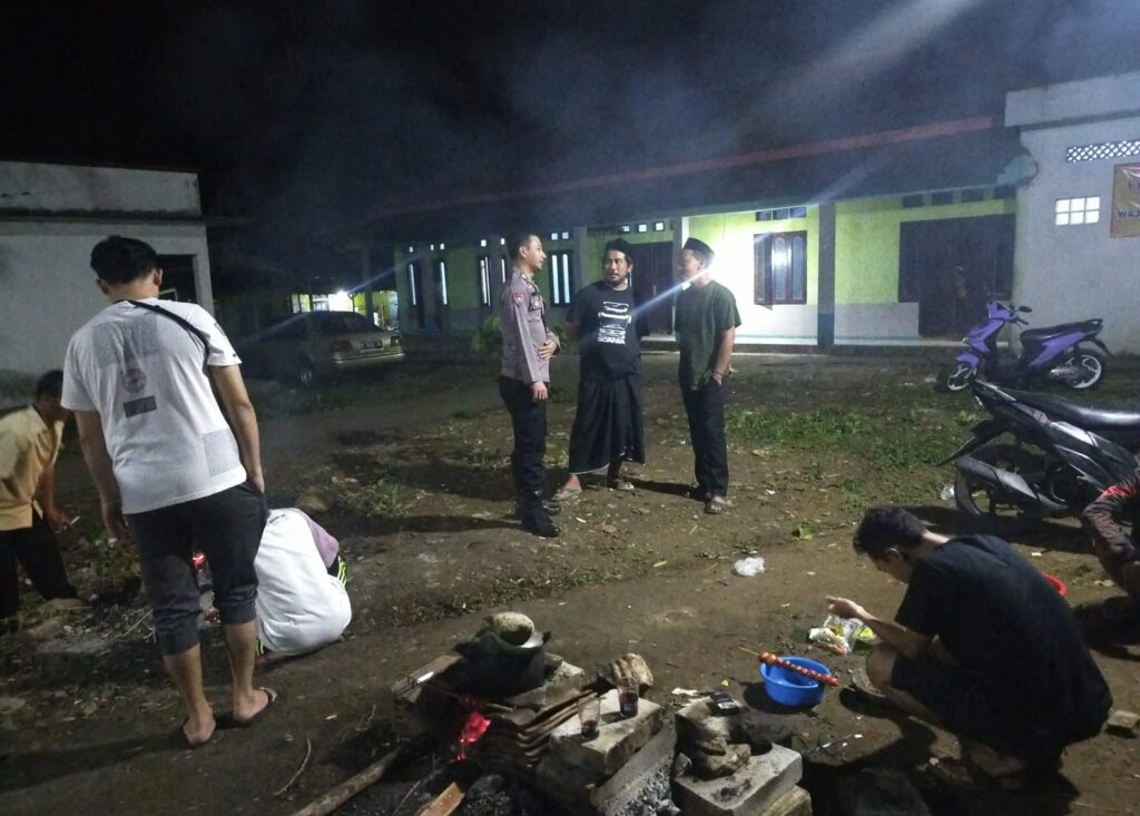Petugas Piket Polsek Menes Melaksanakan Patroli Rutin untuk Meningkatkan Situasi Kamtibmas di Wilayah 10 WhatsApp Image 2024 04 24 at 08.00.25