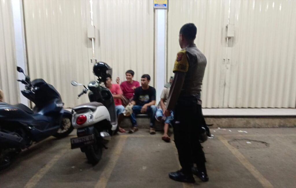 Pak Bhabin Polsek Menes Tingkatkan Pencegahan Kriminalitas dengan Himbauan kepada Pemuda di Wilayah Hukum Polsek Menes 1 WhatsApp Image 2024 04 24 at 08.01.57