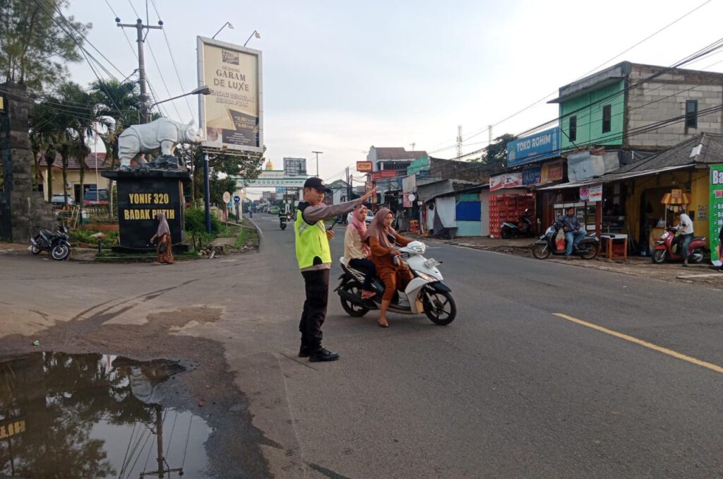 Polsek Cadasari Memastikan Kelancaran Lalu Lintas di Depan Pasar Cadasari untuk Keselamatan Pengguna Jalan 7 WhatsApp Image 2024 04 24 at 08.44.08