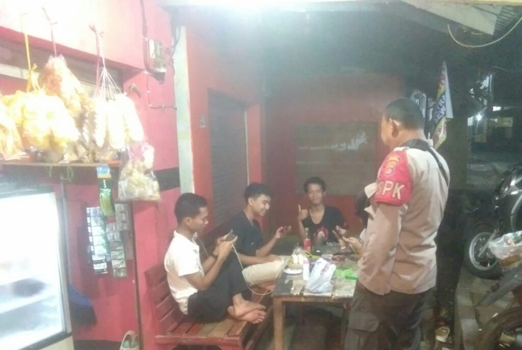 Polsek Menes Polres Pandeglang Gelar Patroli Malam untuk Jaga Situasi Kamtibmas 1 WhatsApp Image 2024 04 25 at 16.43.53