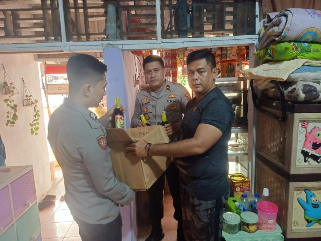 Polsek Cikedal Polres Pandeglang Berhasil Amankan Minuman Beralkohol dalam Operasi Pekat Tahun 2024 2 WhatsApp Image 2024 04 25 at 19.40.40