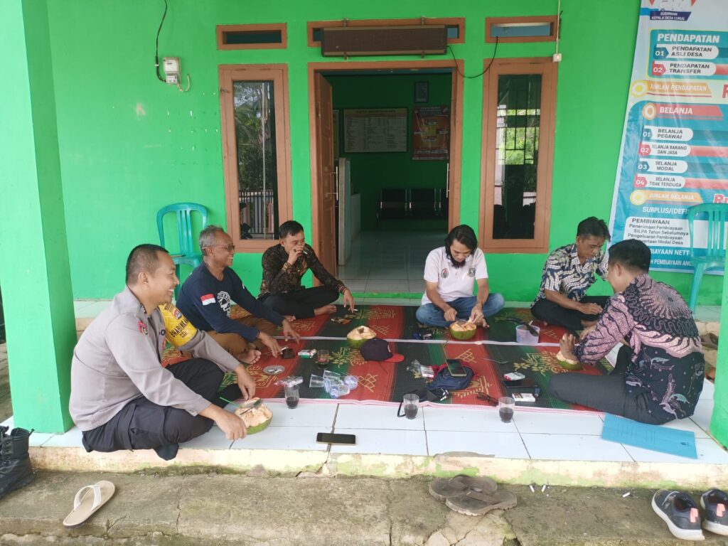 Polsek Cibaliung Polres Pandeglang: Melakukan Sambang Door to Door untuk Mempererat Hubungan dengan Masyarakat 4 WhatsApp Image 2024 04 25 at 19.54.23