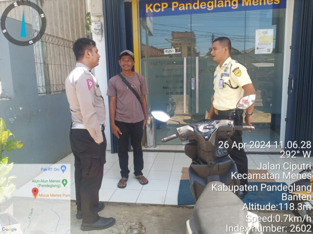 Polsek Menes Polres Pandeglang Lakukan Pengecekan Mesin ATM untuk Antisipasi Skimming Kartu Debit 8 WhatsApp Image 2024 04 26 at 13.27.53