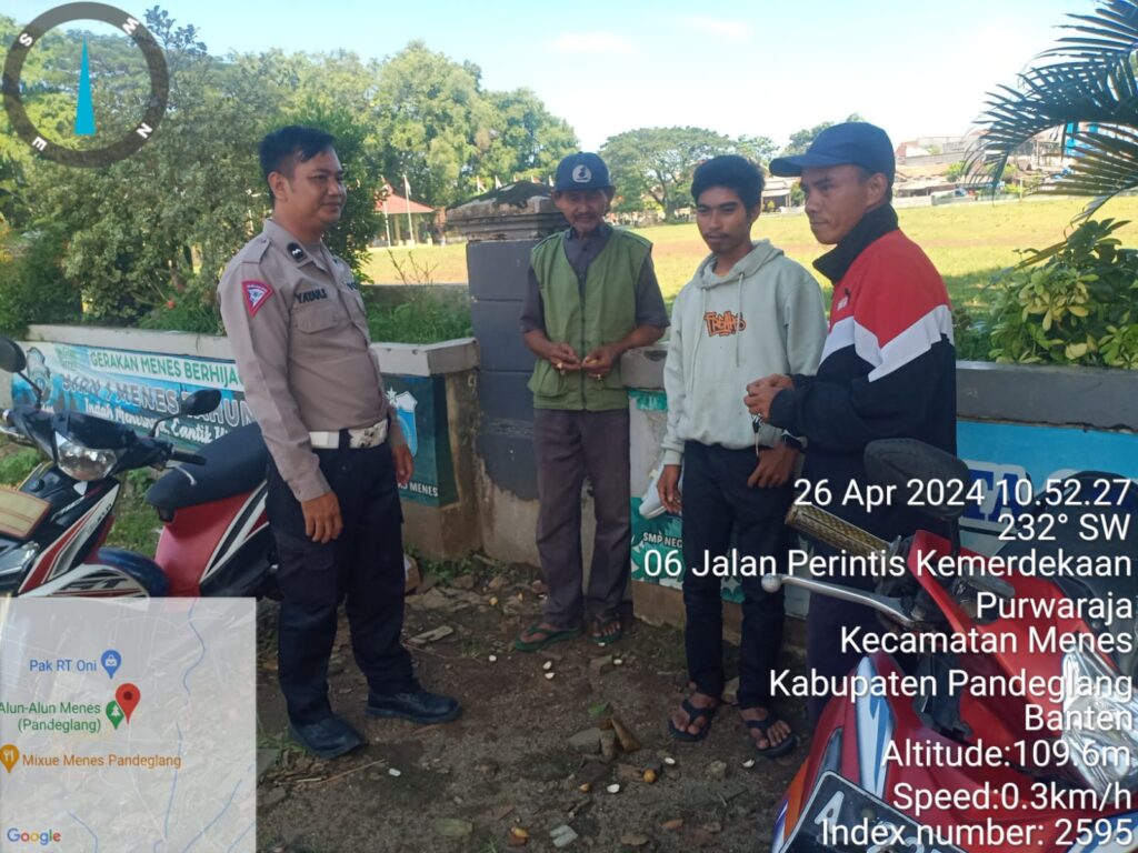 Aipda Yayan dari Polsek Menes Polres Pandeglang Berikan Penyuluhan Lalulintas di Pangkalan Ojeg Alun-Alun Menes 9 WhatsApp Image 2024 04 26 at 13.28.54