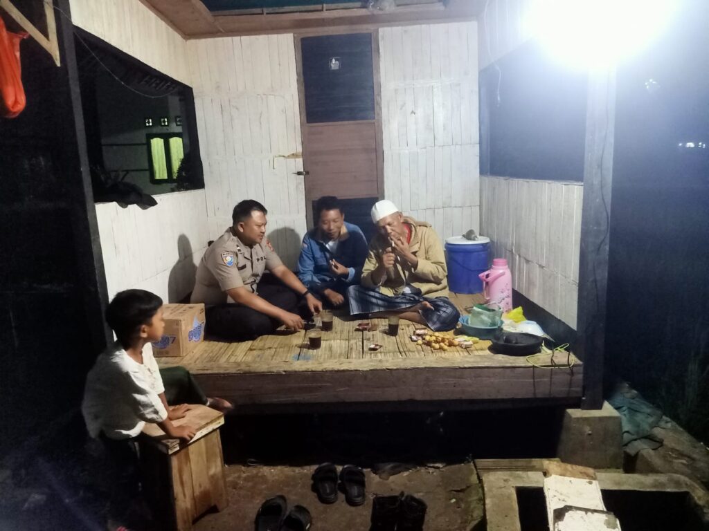 Bhabinkamtibmas Polsek Cadasari Lakukan Kunjungan ke Kelompok Ronda Malam untuk Tingkatkan Keamanan Lingkungan 6 WhatsApp Image 2024 04 26 at 21.02.04