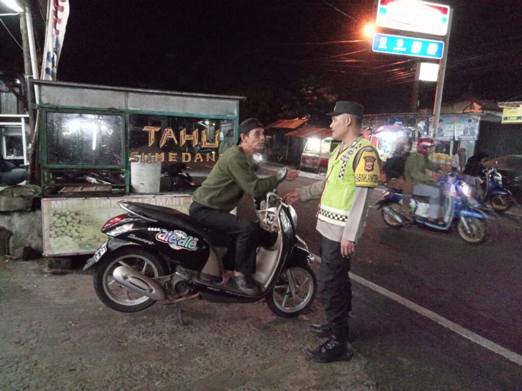 Petugas Piket Polsek Cikedal Lakukan Patroli Malam untuk Antisipasi Kejahatan Jalan 4 WhatsApp Image 2024 04 27 at 06.04.11