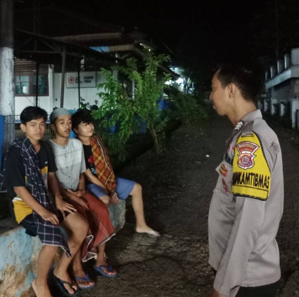 Polsek Cigeulis Polres Pandeglang Rutin Gelar Patroli Kegiatan Rutin yang Ditingkatkan (KRYD) untuk Mewujudkan Situasi Kamtibmas Aman 6 WhatsApp Image 2024 04 27 at 06.29.42
