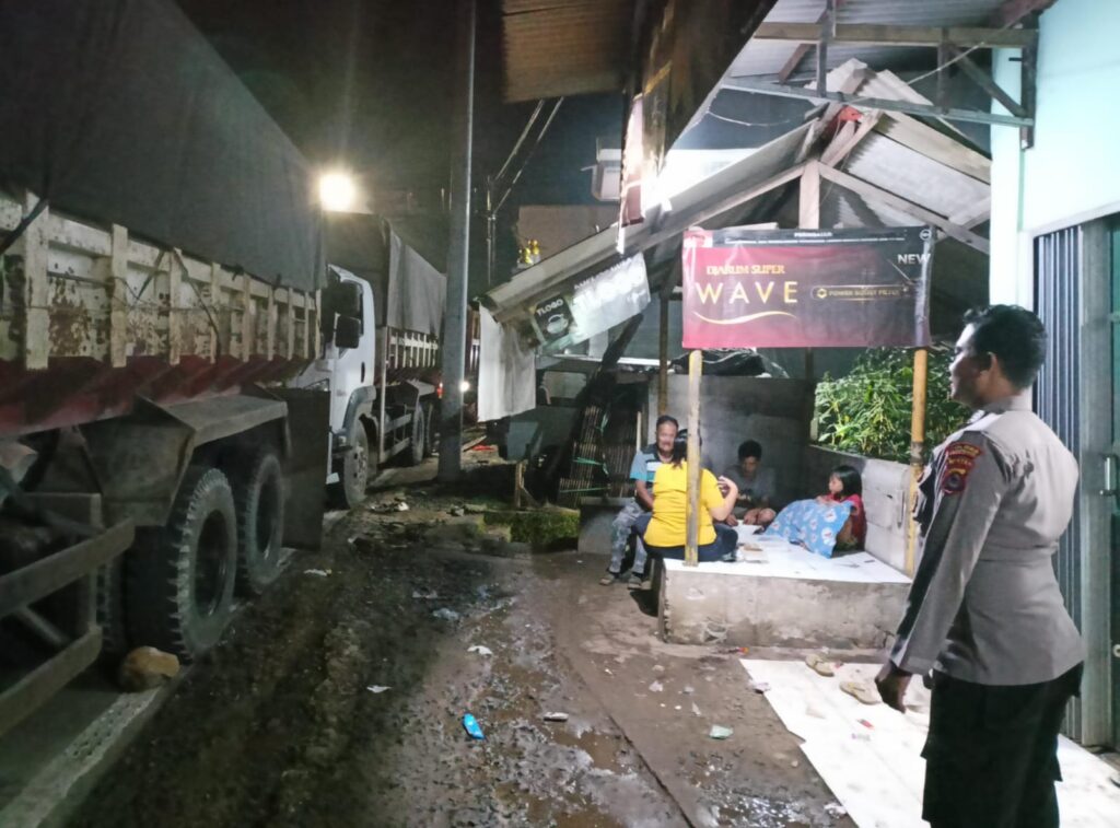 Polsek Bojong Polres Pandeglang Gelar Patroli Dialogis Malam Hari untuk Antisipasi Kriminalitas 4 WhatsApp Image 2024 04 27 at 08.53.17