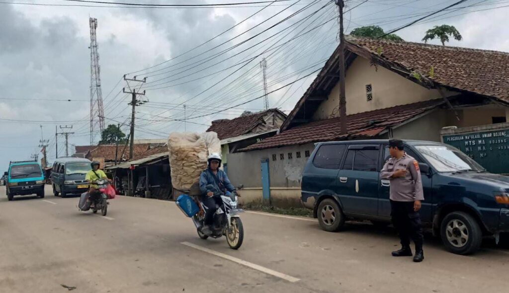 Polsek Bojong Polres Pandeglang Lakukan Pengaturan Arus Lalulintas di Jalur Pasar Bojong 5 WhatsApp Image 2024 04 27 at 08.53.30