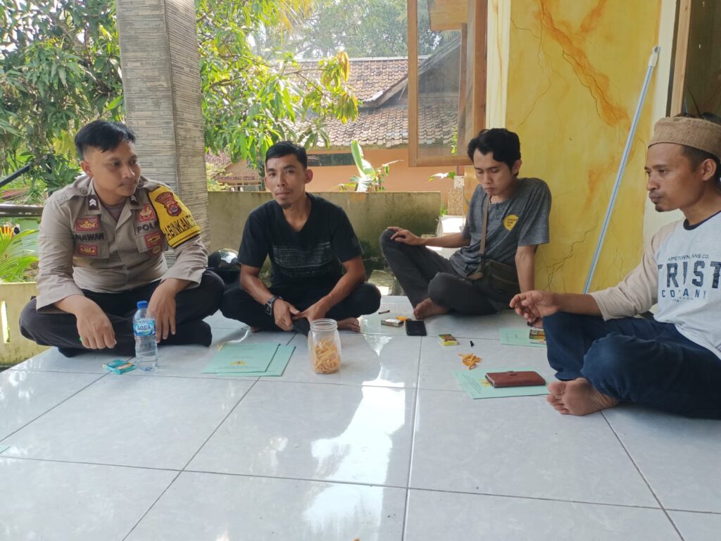 Polsek Cibaliung Polres Pandeglang Lanjutkan Program Sambang Door to Door untuk Meningkatkan Kedekatan dengan Masyarakat 7 WhatsApp Image 2024 04 27 at 12.10.15