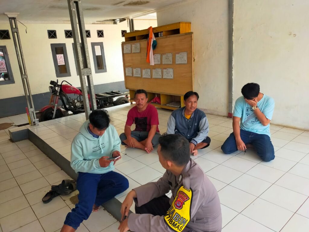 Polsek Cikedal Lakukan Patroli Dialogis dengan DDS 8 WhatsApp Image 2024 04 27 at 12.59.10
