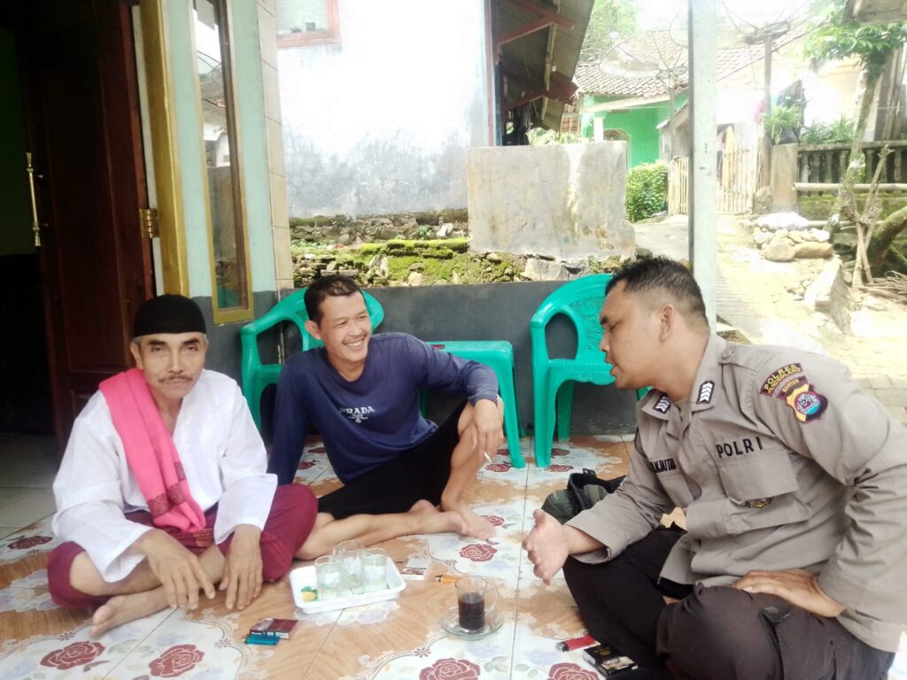 Polsek Pulosari Laksanakan Sambang kepada Tokoh Masyarakat dan Ketua Pemuda Desa 9 WhatsApp Image 2024 04 27 at 14.17.19